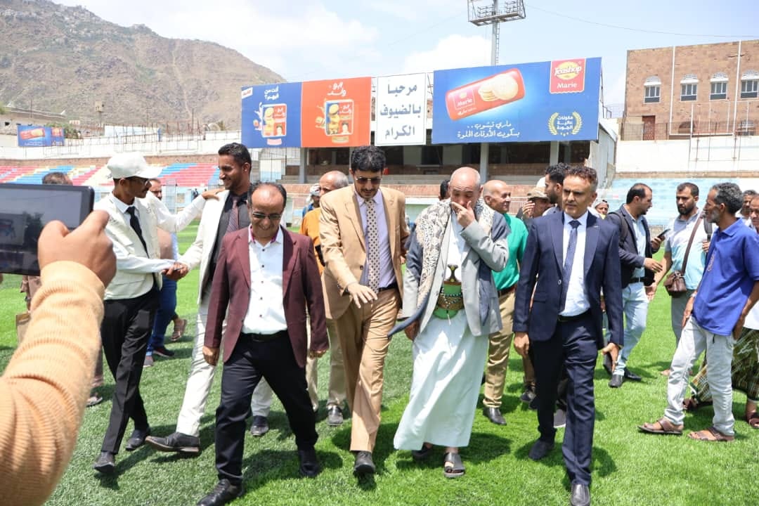 ببيك والمخلافي يسلمان ارضية ملعب الشهداء بتعز لمكتب الشباب ويطلعان على بقية الاعمال التكميلية في الملعب
