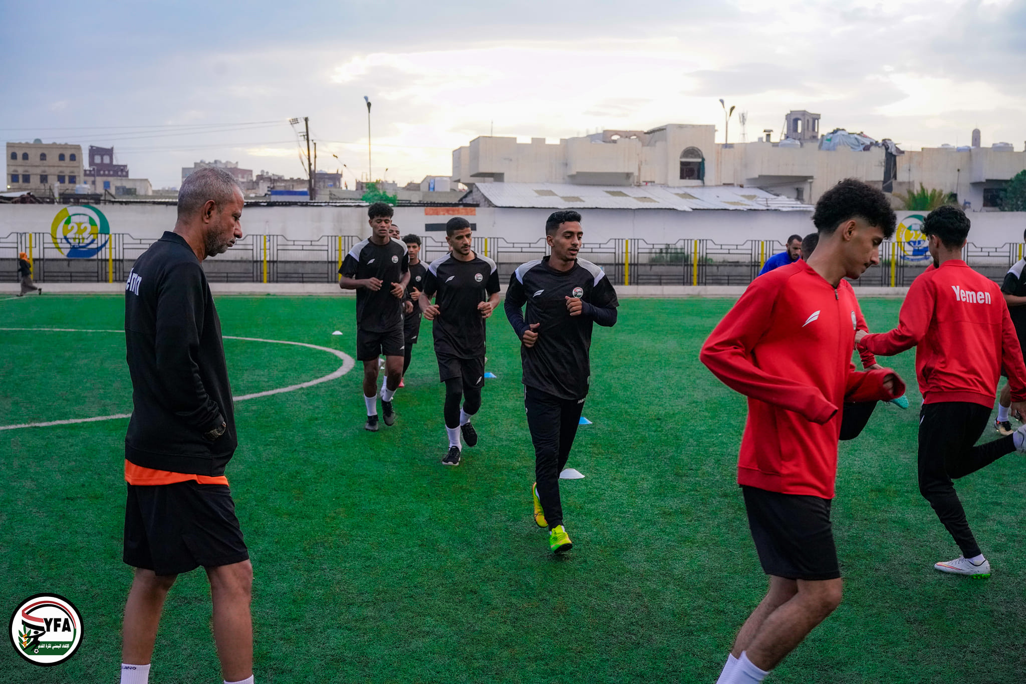 النجم اليمني عادل عباس: سعید بعودتي وتواجدي بین زملاٸي في منتخب الشباب