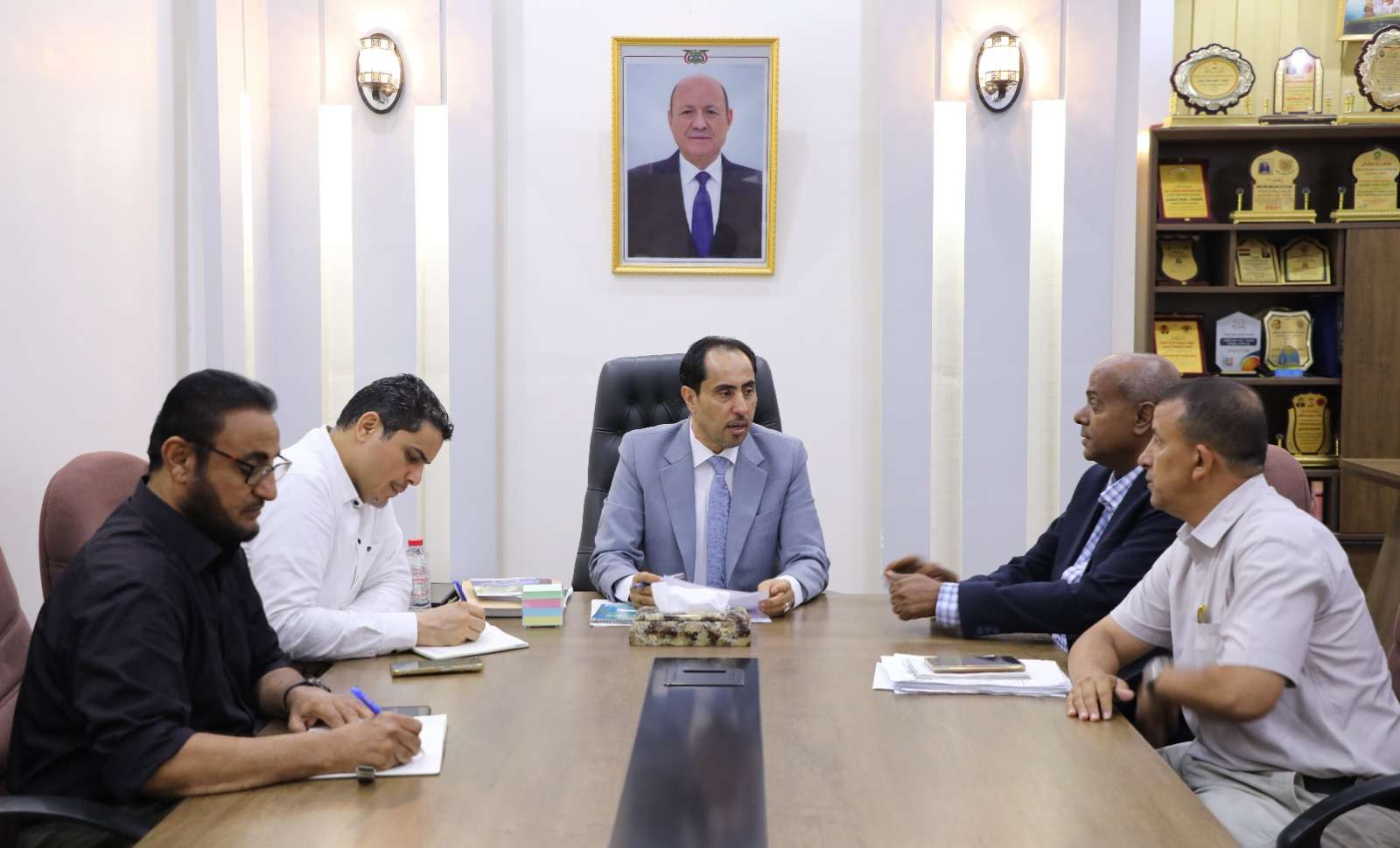 وزير الشباب والرياضة يلتقي مدير عام مكتب الوزارة بـ “شبوة”ويحثّ على ضرورة توريد الإيرادات الخاصة بصندوق رعاية النشء والشباب