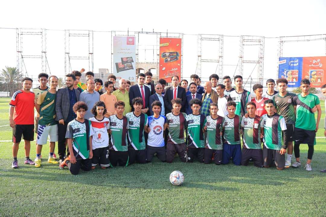 الوزير البكري يطلع على الأعمال المنجزة في ملعب الشهداء بتعز