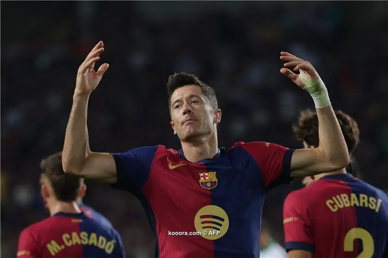 مدرب برشلونة : ليفاندوفسكي أفضل رأس حربة في العقد الأخير