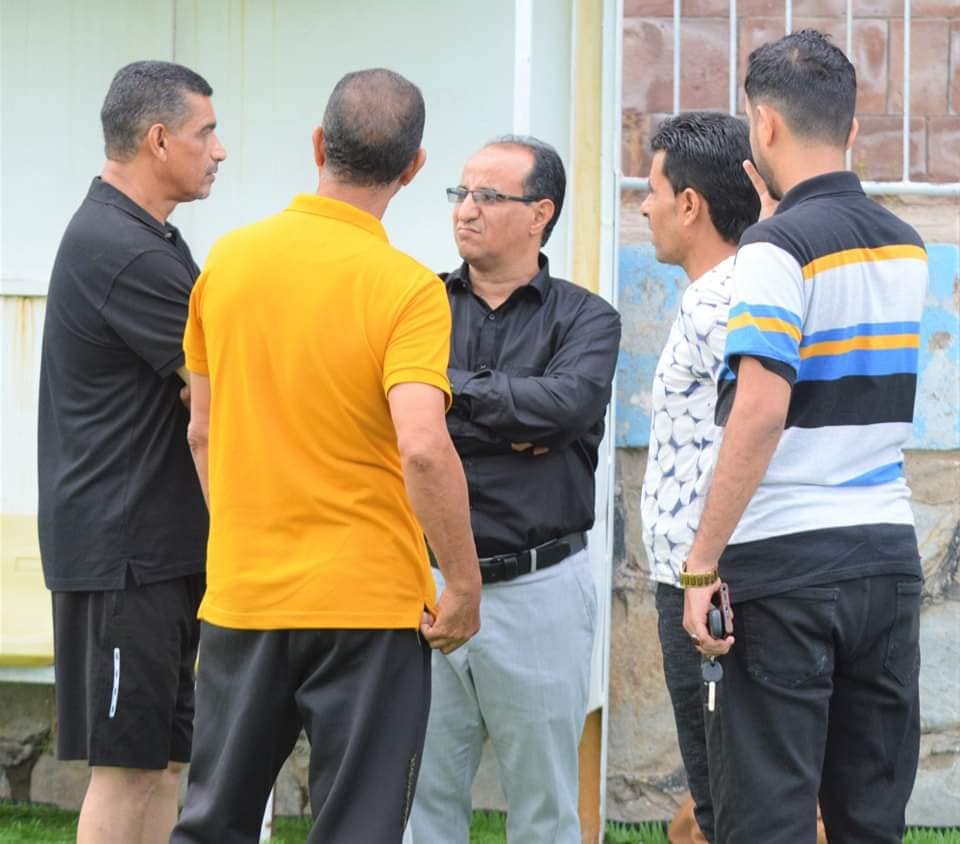 مدير عام مكتب الشباب والرياضة بتعز يزور بعثة المنتخب الوطني الأول لكرة القدم في ملعب الشهداء