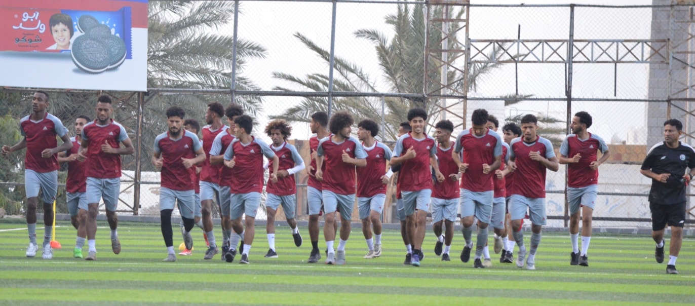 المنتخب اليمني الأول يجري تدريباً مفتوحاً في معسكره الداخلي بتعز