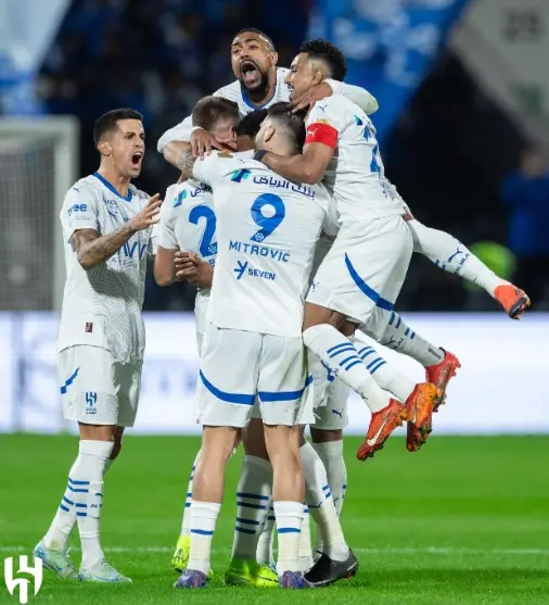 الديربي يفي بالوعود.. الهلال يستعيد توازنه بمعاقبة الشباب في الدوري السعودي