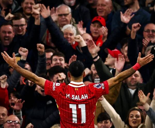 النجم المصري محمد صلاح يتغنى بصدارة البريميرليج.. ويثير قلق ليفربول