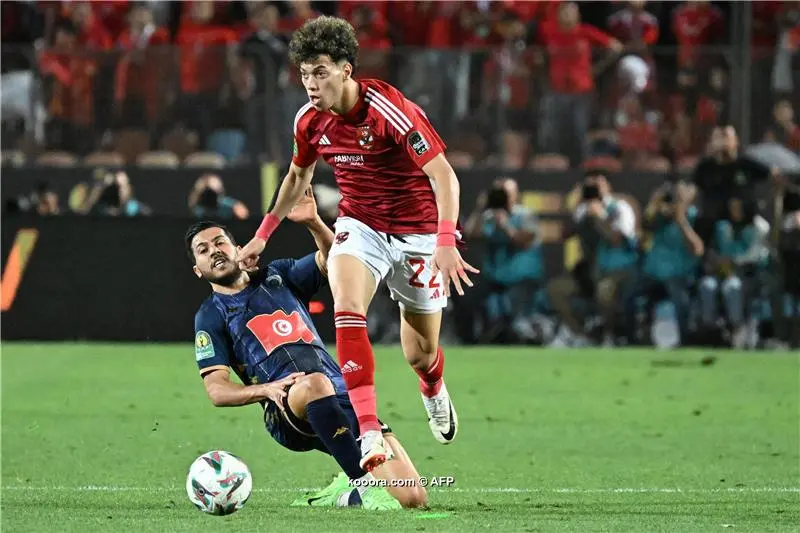 انتهاء أزمة نجم الاهلي المصري إمام عاشور وفرد الأمن بالتصالح