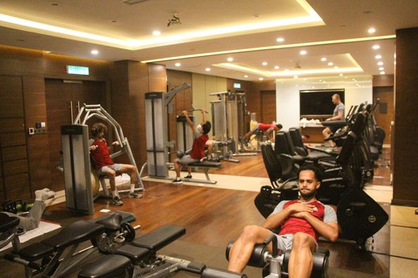 المنتخب اليمني الاول يخوض تدريبات بدنية في صالة الجيم في معسكر ماليزيا