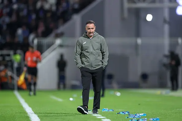 مدرب الشباب السعودي : أشعر بأنني مهرج.. والحكم منح المباراة للهلال
