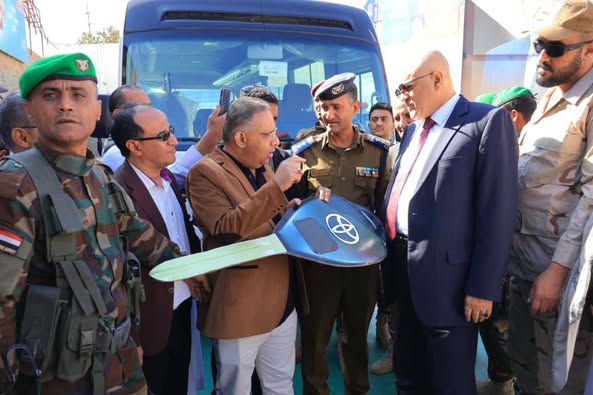 محافظ تعز يسلم “باص” “هدية” رئيس مجلس القيادة الرئاسي لرئيس نادي الطليعة