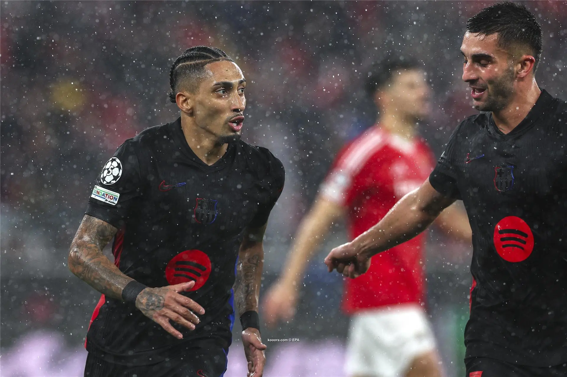 البرازيلي رافينيا نجم برشلونة يوضح سبب شجاره مع لاعبي بنفيكا
