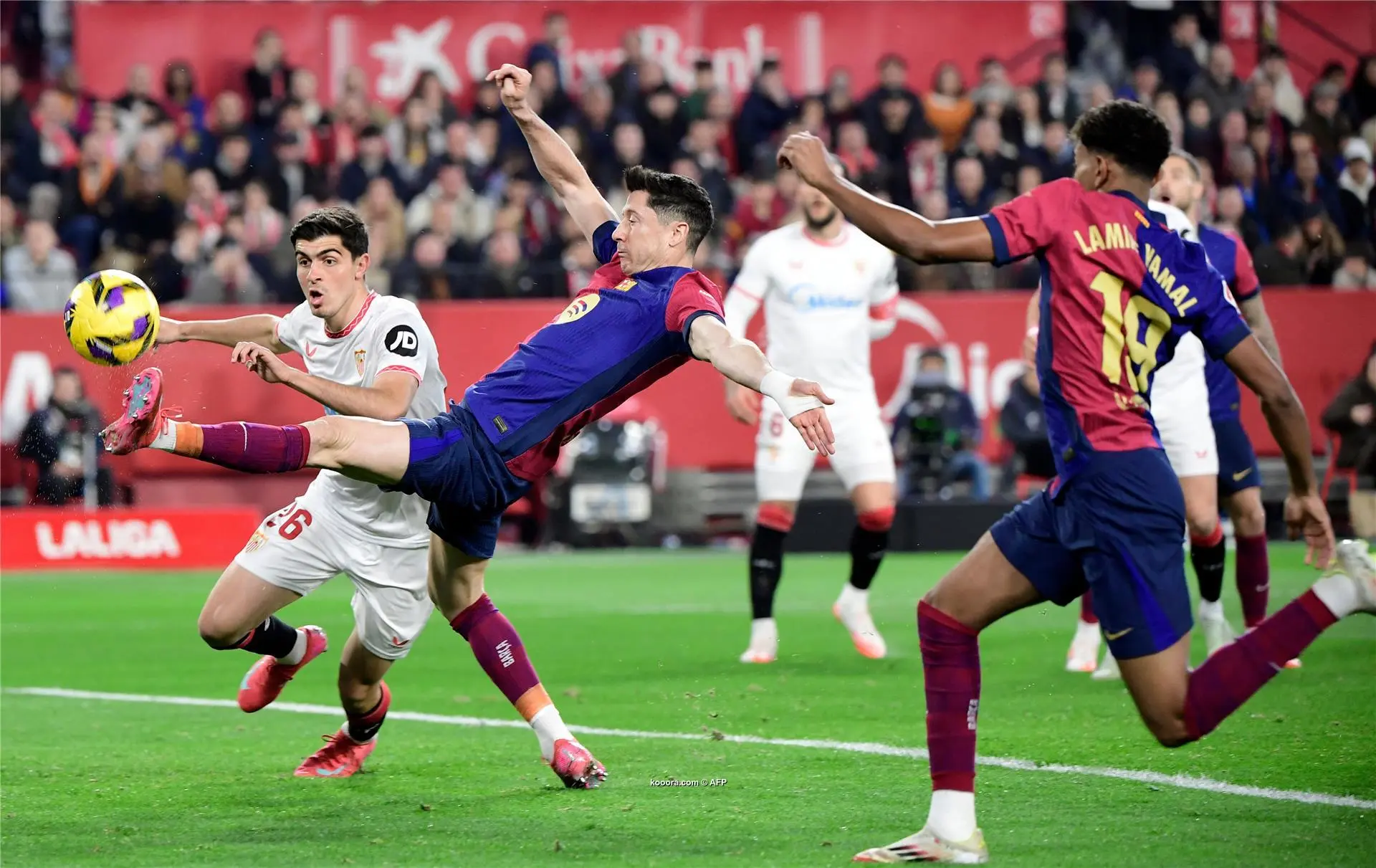 برشلونة يقبل هدية ديربي مدريد ويكتسح إشبيلية
