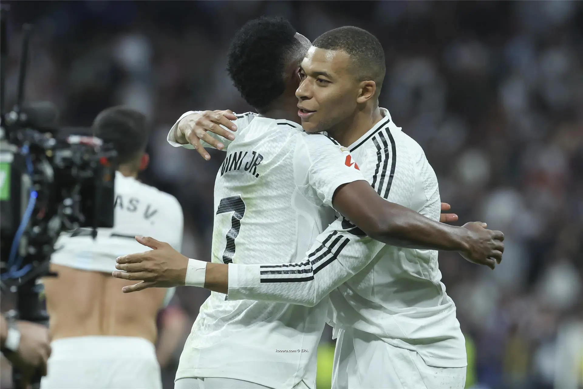 ريال مدريد يلاحق برشلونة بثنائية بيضاء في جيرونا