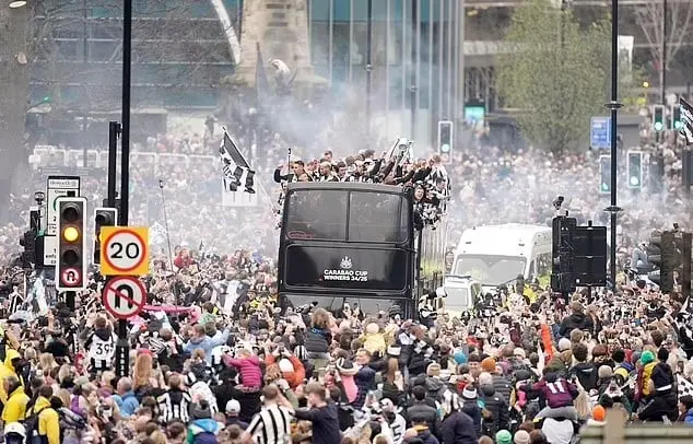  ربع مليون مشجع يحتفلون في الشوارع بإنجاز نيوكاسل