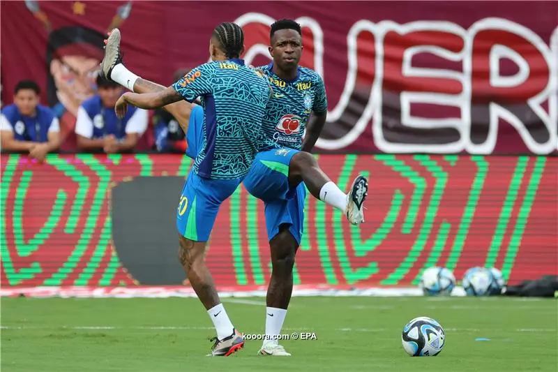 البرازيلي رافينيا ينفعل على زميله فينيسيوس