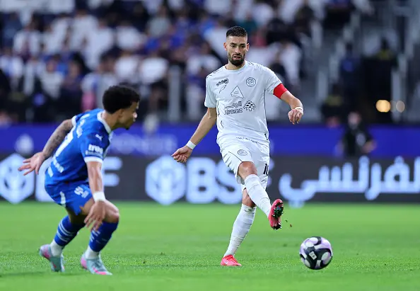 الإثارة مستمرة في الدوري السعودي .. الشباب يعطل الهلال ويمنح الاتحاد هدية ثمينة
