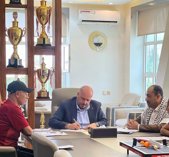 رئيس مجلس ادارة الوحدة صنعاء يناقش مع المدرب وائل غازي برنامج فريق كرة القدم بالنادي