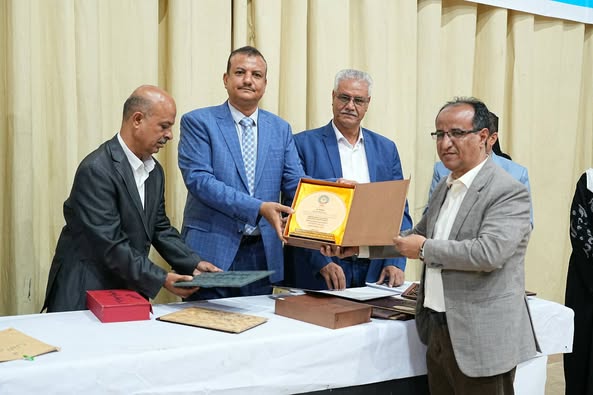مدير عام مكتب الشباب والرياضة بتعز يشارك في الاحتفال التكريمي لطلاب أوائل الجمهورية في المعاهد المهنية والتقنية