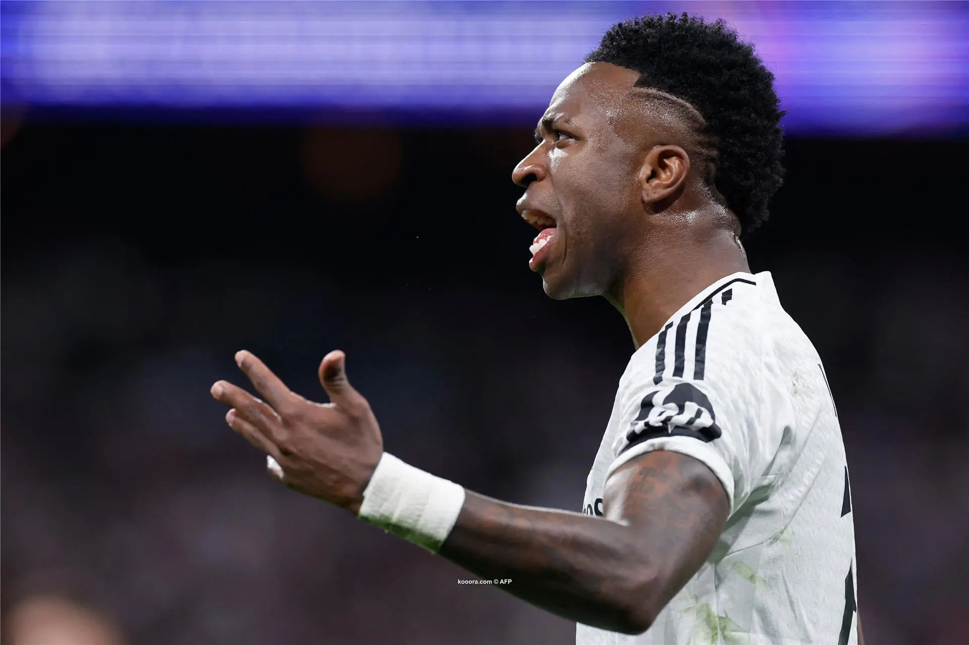 بسبب تصرفهم.. فينيسيوس يغير عادته مع جماهير ريال مدريد