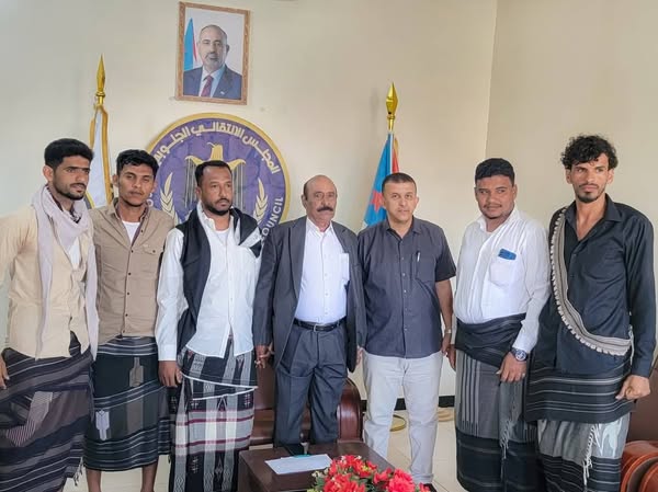 رئيس المجلس الانتقالي بشبوة يلتقي مدير مكتب الشباب والرياضة وأعضاء من مبادرة شباب مدينة عزان