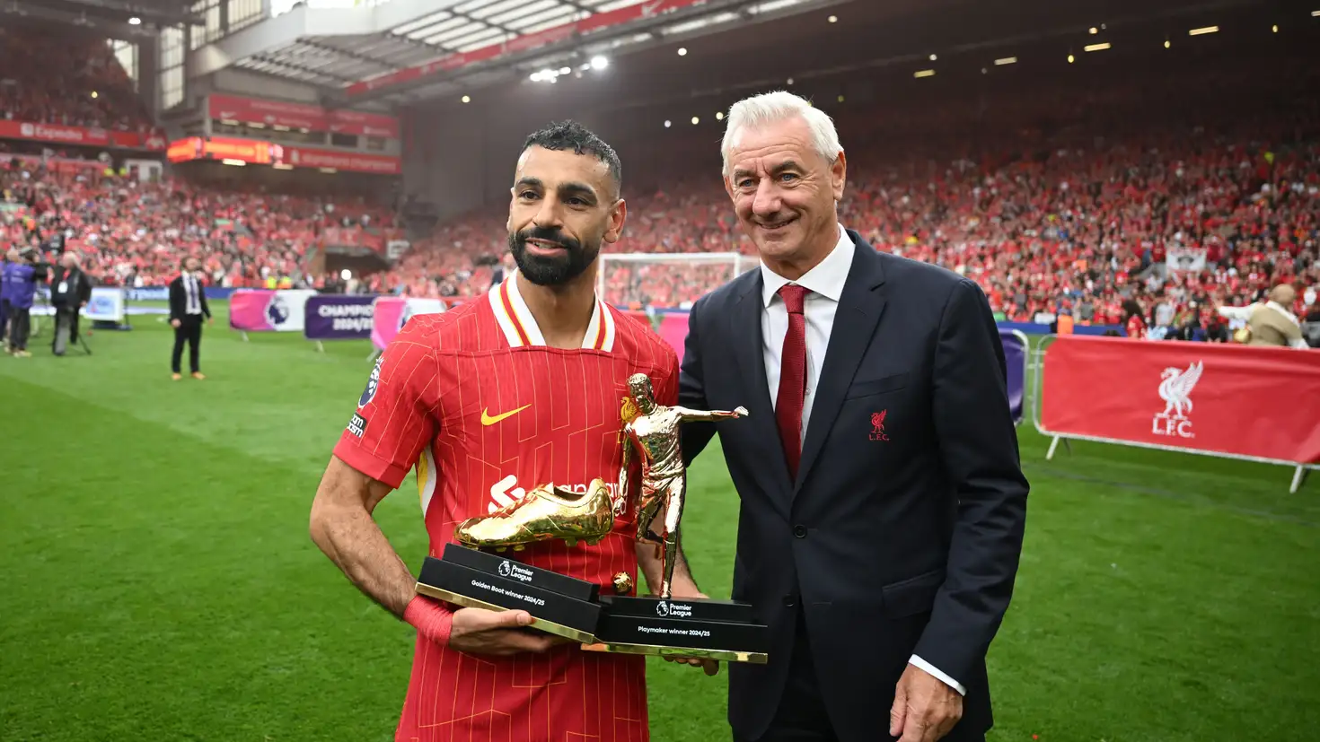 أسطورة ليفربول يسلم النجم المصري محمد صلاح جائزتين استثنائيتين