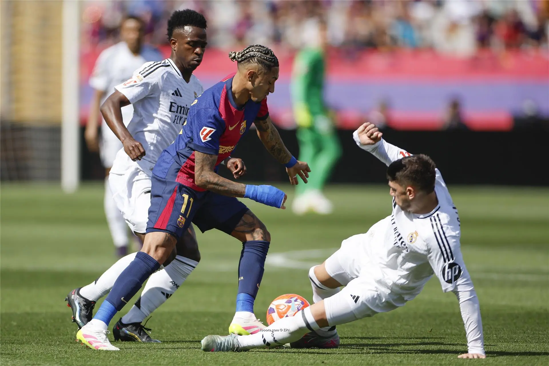 برشلونة يحسم الكلاسيكو بفوز جنوني على الريال وينهي صراع الليجا