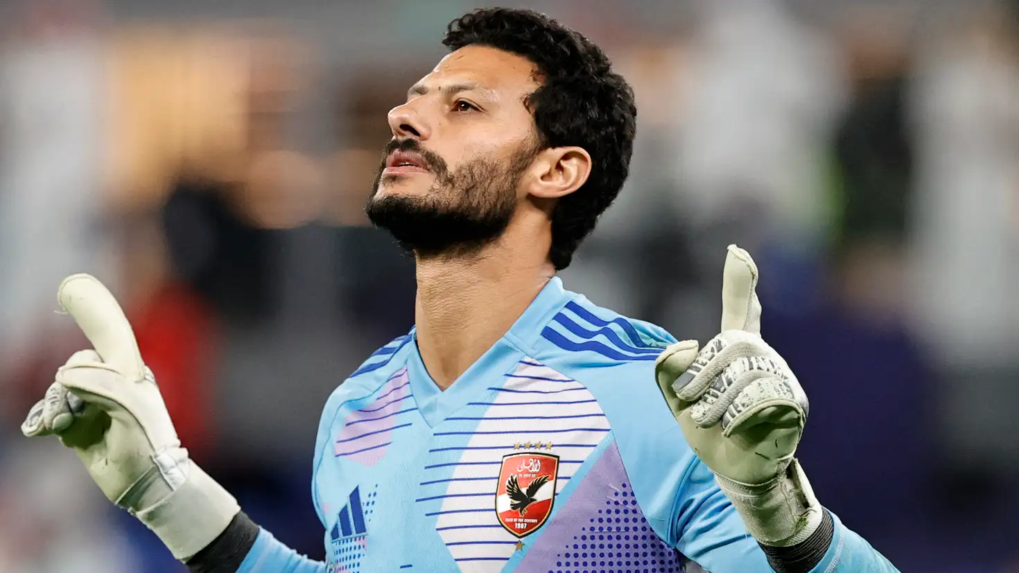 الحارس محمد الشناوي يعلن تجديد عقده مع الأهلي المصري
