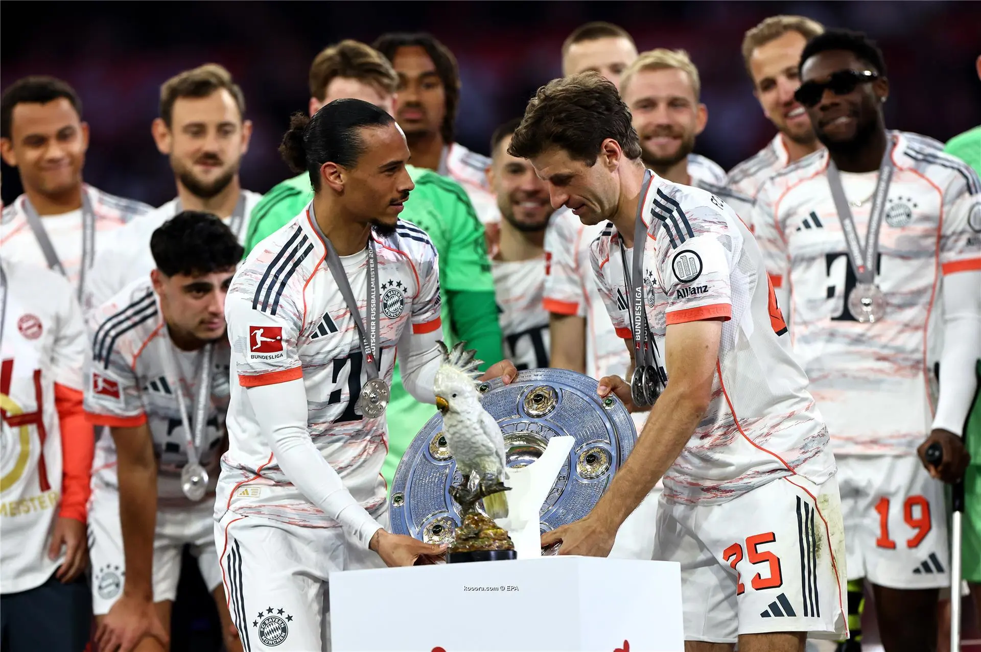 ببغاء مسروق يثير الجدل في احتفال بايرن ميونخ بلقب البوندسليجا