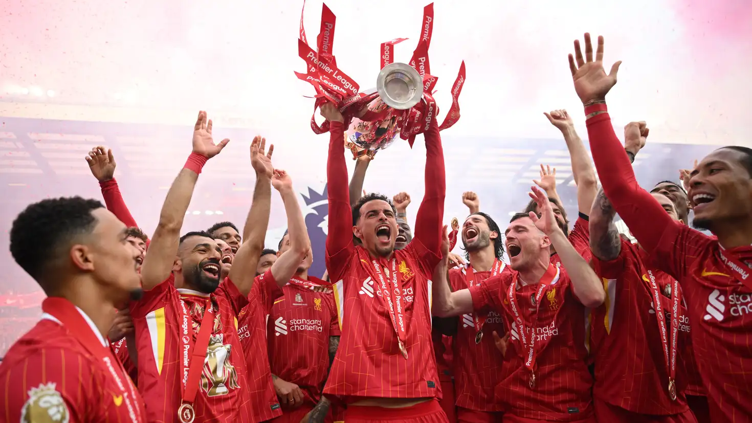 فان دايك قائد ليفربول يرفع كأس الدوري الإنجليزي وسط احتفالات مهيبة