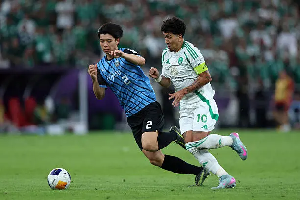 البرازيلي فيرمينو يلامس عرش محرز الآسيوي