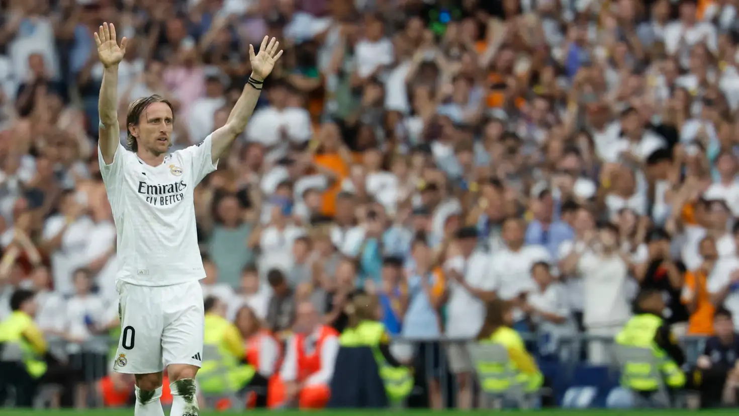 دموع البرنابيو… النجم الكرواتي مودريتش يودع ريال مدريد في مشهد تاريخي