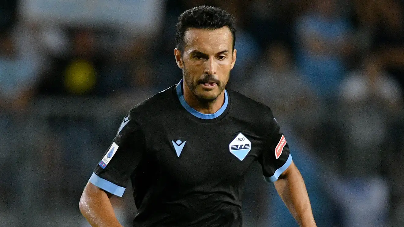 ليس يامال ولا رافينيا.. بيدرو يرشح نجم برشلونة للفوز بالكرة الذهبية