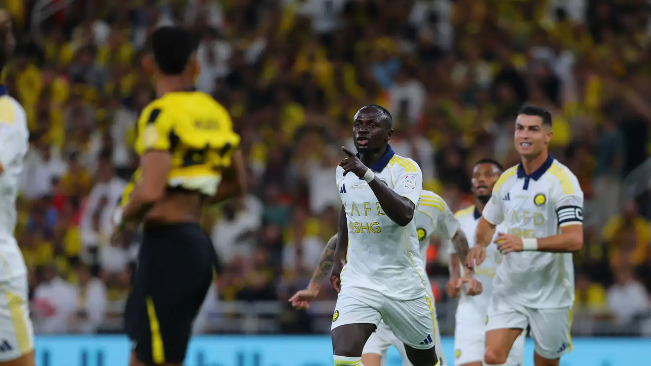 النصر يضرب الاتحاد بثنائية ويخطف صدارة الدوري السعودي