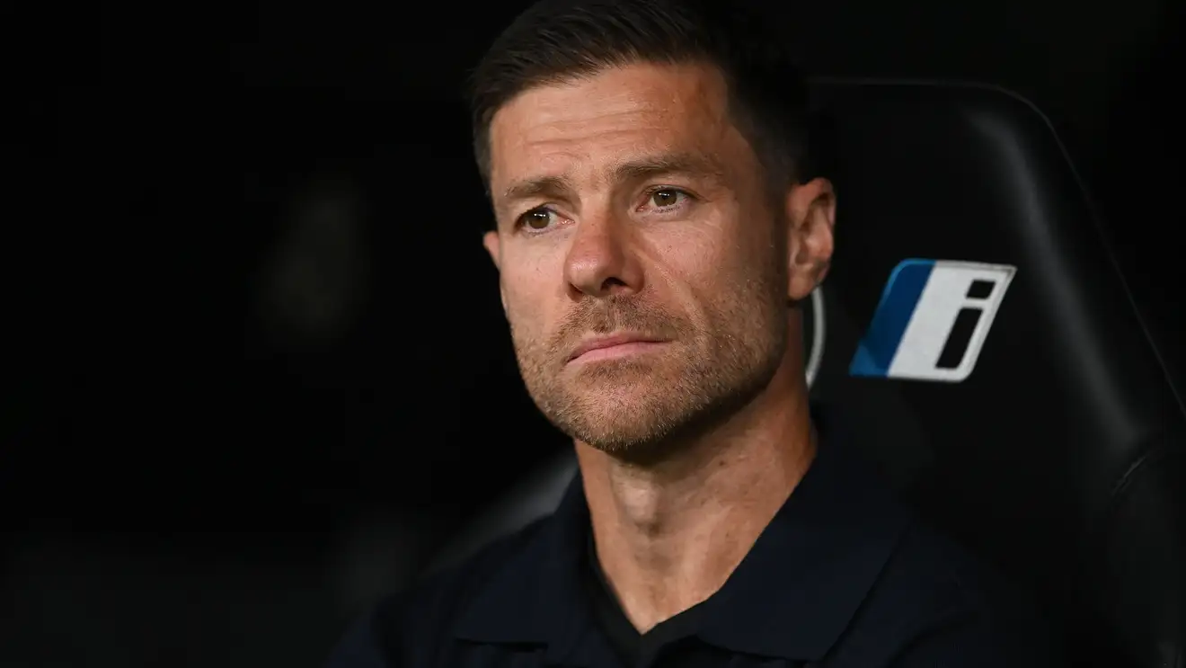 رسميًا.. ألونسو يحصد أولى جوائزه مع ريال مدريد