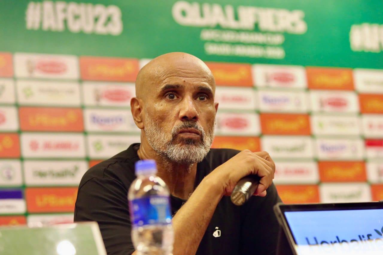 امين السنيني: واجهنا منتخبًا قويًا مدعومًا بالجماهير .. وراضٍ عن أداء لاعبينا