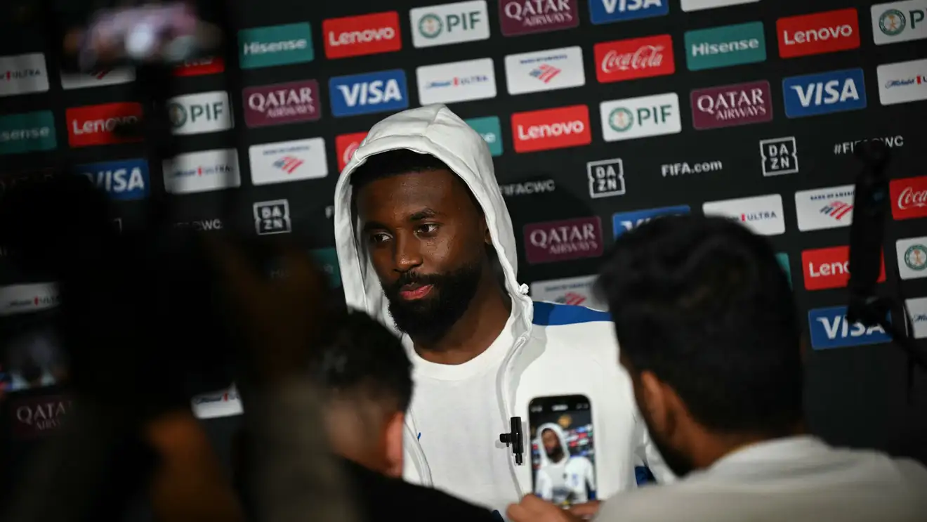 حمد اليامي بعد التجديد للهلال: فخور بثقة الزعماء