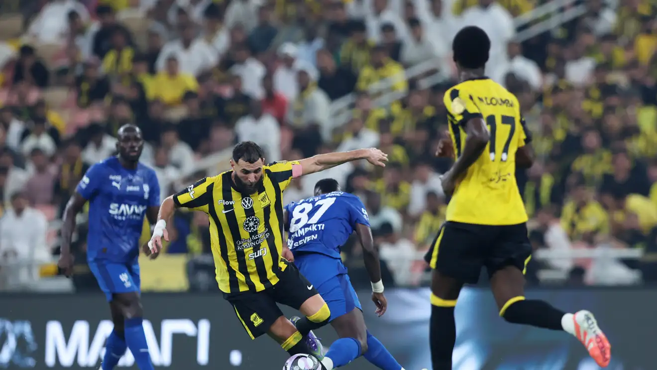 قبل دومبيا.. قصة عميل مزدوج سجل أول هدف عكسي في كلاسيكو الهلال والاتحاد